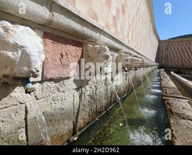 Berühmter Brunnen der 99 Ausbrüche oder 99 Kanelle in der Stadt LAquila in Italien Stockfoto