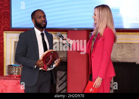 Cordell Jeffers, Gewinner der Uhren der Swiss Group Young Change Maker, spricht mit dem Presenter Fearne Cotton während einer Trophy-Zeremonie, um die Preisträger der Prince's Trust Awards und die Unterstützer der Wohltätigkeitsorganisation im St. James's Palace in London zu würdigen. Bilddatum: Donnerstag, 21. Oktober 2021. Stockfoto