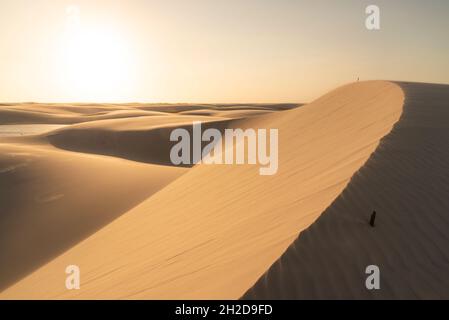 Wunderschöner Blick auf den Sonnenuntergang auf die Sandstruktur auf den Dünen in Lençois Maranhenses, Bundesstaat Maranhao, Brasilien Stockfoto