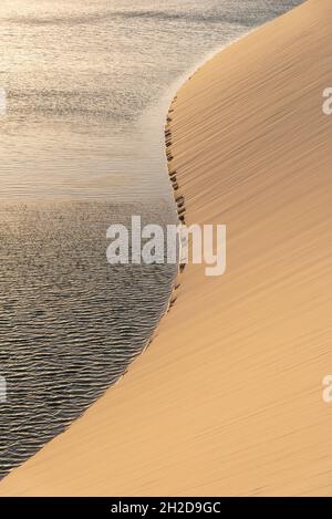 Wunderschöner Blick auf den Sonnenuntergang auf die Regenwasserlagune auf Sanddünen in Lençois Maranhenses, Bundesstaat Maranhao, Brasilien Stockfoto