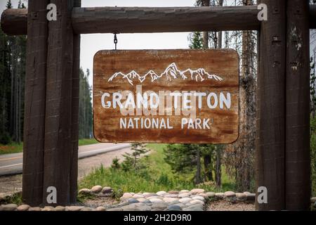 Das offizielle Eintrittsschild zum Grand Teton National Park, Wyoming. Stockfoto