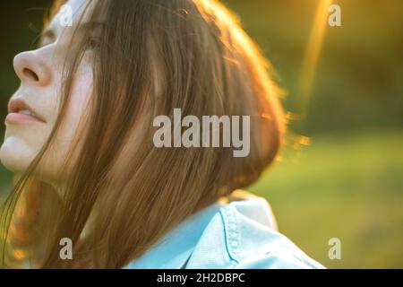 Porträt einer jungen Frau im Feld Stockfoto