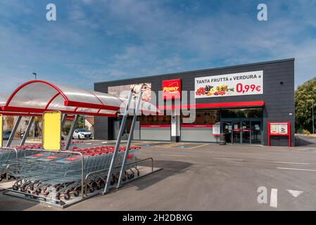 Fossano, Cuneo, Italien - 10. September 2021: Preisgünstiger Supermarkt deutscher Herkunft im Besitz der Rewe-Gruppe. Blick von außen auf das Gebäude Stockfoto