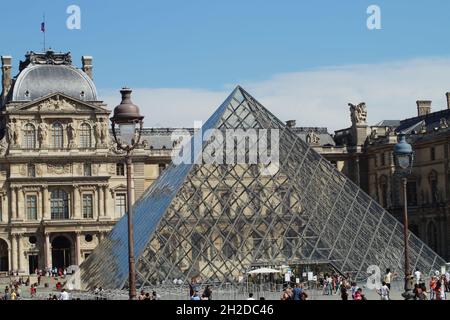 Glaspyramide im Innenhof des Louvre - Paris Stockfoto