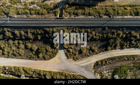 Luftaufnahme eines Tunnels, der eine Eisenbahnstrecke überquert Stockfoto