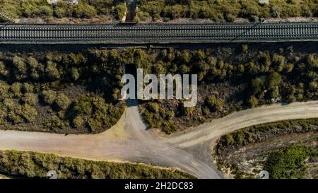 Luftaufnahme eines Tunnels, der eine Eisenbahnstrecke überquert Stockfoto