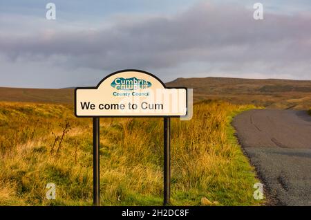 Willkommen bei Cumbria Schild mit einigen Buchstaben fehlen auf Moorland an der Grenze zu North Yorkshire, England Stockfoto