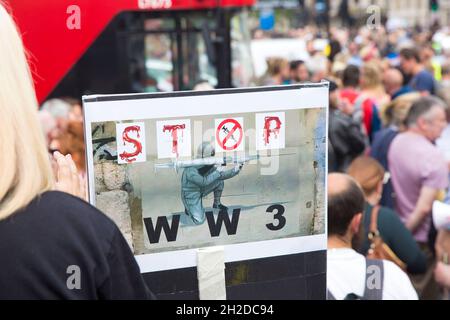 Die Menschen versammeln sich und marschieren während einer „Unite for Freedom“-Kundgebung im Zentrum von London, am 29. Mai 2021. Die Demonstration ist gegen sogenannte Impfpass. Stockfoto