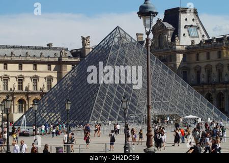 Glaspyramide im Innenhof des Louvre - Paris Stockfoto