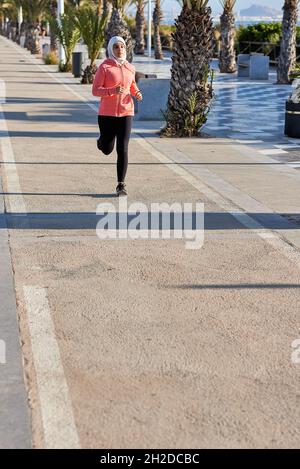 Muslimische junge Frau, die am frühen Morgen rannte Stockfoto