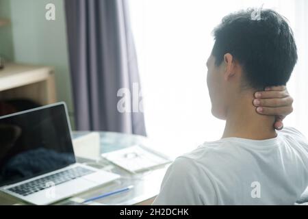 Office-Syndrom - Mann Leiden von Nacken- und Rückenschmerzen beim Arbeiten mit dem Computer Stockfoto