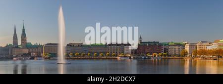 Die Binnenalster ist einer von zwei künstlichen Seen innerhalb der Stadtgrenzen Hamburgs, die durch die Alster gebildet werden. Stockfoto