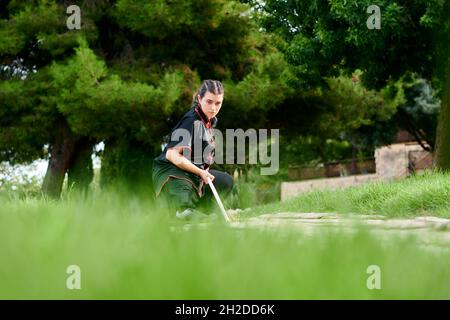 Frau übt Kung Fu mit einem Stock Stockfoto