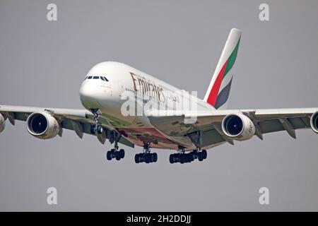 AMSTERDAM, NIEDERLANDE - August1 5,2017:Airbus A380 bereit für die Landung auf der Startbahn. Der airbus A380 ist derzeit das größte Passagierflugzeug der Stockfoto