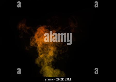 Lockig orange gelbe Dampf-, Nebel- oder Rauchisolierttransparenter Spezialeffekt auf schwarzem Hintergrund. Abstrakter Nebel oder Smog Hintergrund, Design-Element für Stockfoto