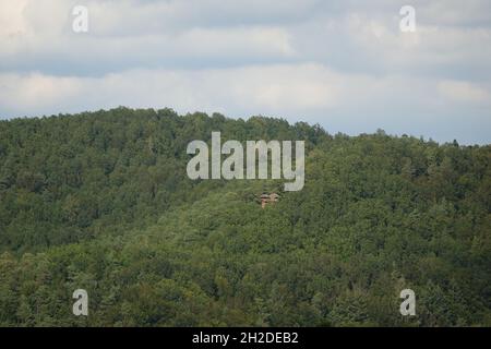 Panoramablick über den Pfälzer Wald und die Vogesen von der Ruine der mittelalterlichen Festung Lützelhardt, Schloss de Lutzelhardt nahe der deutsch-französischen Grenze Stockfoto