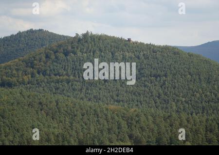 Panoramablick über den Pfälzer Wald und die Vogesen von der Ruine der mittelalterlichen Festung Lützelhardt, Schloss de Lutzelhardt nahe der deutsch-französischen Grenze Stockfoto
