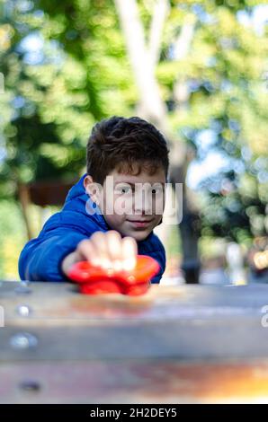 11-jähriger Junge in einer blauen Jacke, um Klettern zu lernen Stockfoto