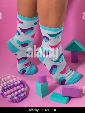 Frau in bunten, stylischen Socken mit Bleistiftmuster Stockfoto