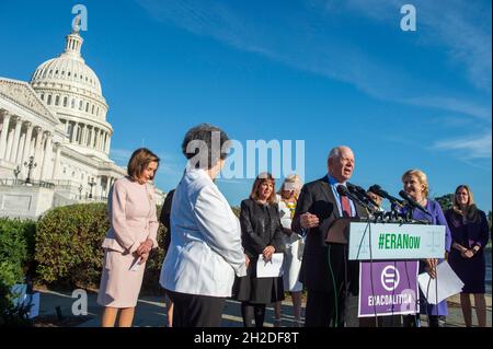 Der Senator der Vereinigten Staaten, Ben Cardin (Demokrat von Maryland), hält am Donnerstag, den 21. Oktober 2021, im US-Kapitol in Washington, DC, eine Rede. Kredit: Rod Lampey/CNP Stockfoto