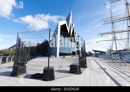 Glasgow, Schottland, Großbritannien. Oktober 2021. COP26 - die Vorbereitungen in Glasgow werden im und um den Scottish Event Campus (SEC) vor der UN-Klimakonferenz fortgesetzt Bild: Neu installierter Sicherheitszaun rund um das Riverside Museum, der am Freitag, den 22. Oktober, um 17 Uhr vorübergehend geschlossen sein wird, um die Übergabe der COP26 zu unterstützen, Wiedereröffnung am Dienstag, den 16. November Quelle: Kay Roxby/Alamy Live News Stockfoto