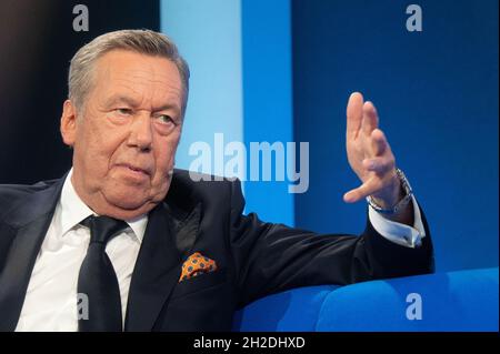 21. Oktober 2021, Hessen, Frankfurt/Main: Roland Kaiser, Sänger, spricht bei der Veranstaltungsreihe "das Blaue Sofa" am zweiten Tag der Frankfurter Buchmesse 2021. Foto: Sebastian Gollnow/dpa Stockfoto