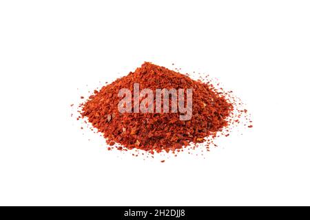 Chili Pfeffer kernlose Flocken Haufen isoliert auf weißem Hintergrund. Gewürze und Lebensmittelzutaten. In Korea bekannt als Gochugaru. Wird für Kimchi verwendet. Stockfoto