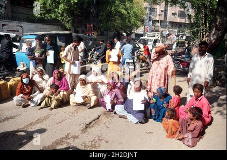 Die Bewohner von Kotri veranstalten am Donnerstag, dem 21. Oktober 2021, im Hyderabad-Presseclub eine Protestdemonstration gegen die hohe Händigkeit der Polizei. Stockfoto