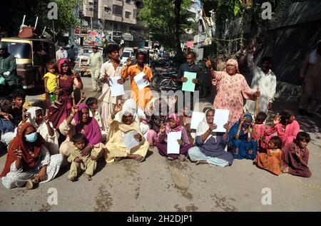 Die Bewohner von Kotri veranstalten am Donnerstag, dem 21. Oktober 2021, im Hyderabad-Presseclub eine Protestdemonstration gegen die hohe Händigkeit der Polizei. Stockfoto