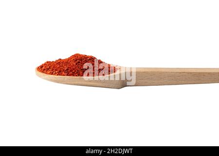 Chili Pfeffer kernlose Flocken in Holzlöffel isoliert auf weißem Hintergrund. Gewürze und Lebensmittelzutaten. In Korea bekannt als Gochugaru. Wird für Kimchi verwendet Stockfoto