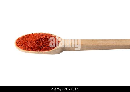 Chili Pfeffer kernlose Flocken in Holzlöffel isoliert auf weißem Hintergrund. Gewürze und Lebensmittelzutaten. In Korea bekannt als Gochugaru. Wird für Kimchi verwendet Stockfoto