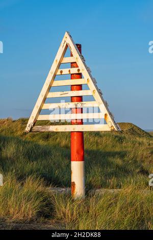 Diese Zeichen (Deutsch: Backen) auf dem Ellenbogen Strand markieren die Grenze zwischen Deutschland und Dänemark im Wattenmeer. Stockfoto