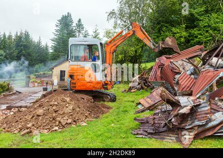 Orange Mini Digger, High Bickington, Devon, England, Vereinigtes Königreich. Stockfoto