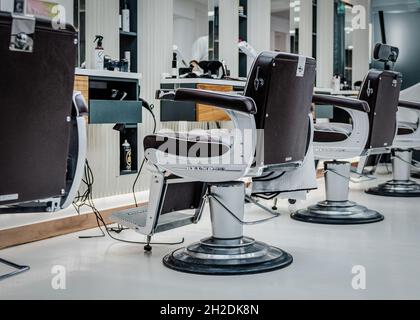 Legendärer Takara Belmont Barberingstuhl in einem Friseursalon in St. Albans, Hertfordshire, England. Stockfoto