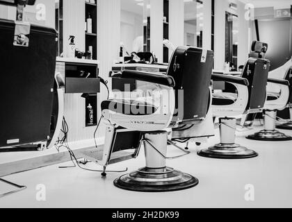 Legendärer Takara Belmont Barberingstuhl in einem Friseursalon in St. Albans, Hertfordshire, England. Stockfoto