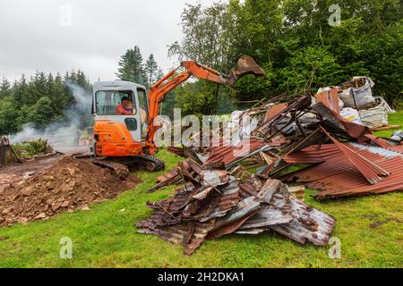 Orange Mini Digger, High Bickington, Devon, England, Vereinigtes Königreich. Stockfoto