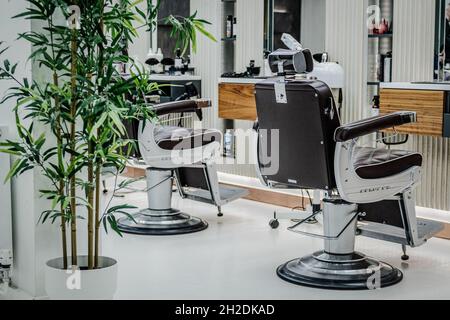 Legendärer Takara Belmont Barberingstuhl in einem Friseursalon in St. Albans, Hertfordshire, England. Stockfoto