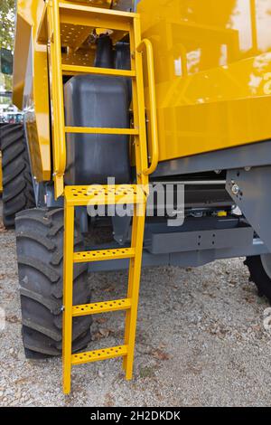 Hohe Leiter bei Yellow Combine Harvester Agriculture Machine Stockfoto