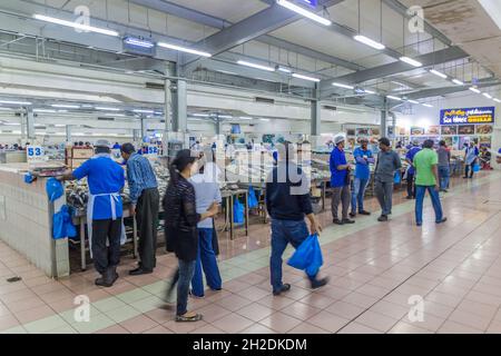 ABU DHABI, VAE - 9. MÄRZ 2017: Fischstände auf dem Al Mina Fischmarkt in Abu Dhabi. Stockfoto