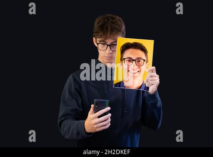 Student boy zeigt ein anderes Gesicht in sozialen Netzwerken. Gefälschtes positives Image in der Öffentlichkeit, während es privat leidet. Stockfoto