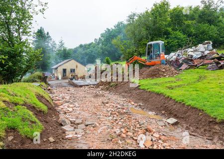 Orange Mini Digger, High Bickington, Devon, England, Vereinigtes Königreich. Stockfoto