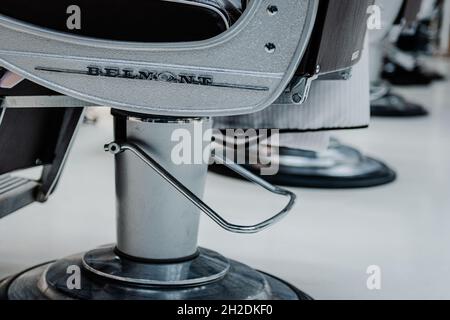 Legendärer Takara Belmont Barberingstuhl in einem Friseursalon in St. Albans, Hertfordshire, England. Stockfoto