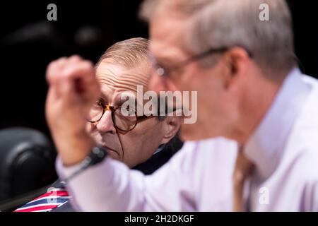 Jerrold Nadler (Demokrat von New York), Vorsitzender des Justizausschusses des US-Repräsentantenhauses, (Zurück) hört sich den US-amerikanischen Repräsentanten Jim Jordan (Republikaner von Ohio), Mitglied des US-Justizausschusses des Repräsentantenhauses, (Front) als US-Justizminister Merrick Garland an (nicht abgebildet) Erscheint vor der Anhörung des Justizausschusses des US-Justizministeriums auf dem Capitol Hill in Washington, DC, USA, am 21. Oktober 2021.Quelle: Michael Reynolds / Pool via CNP /MediaPunch Stockfoto