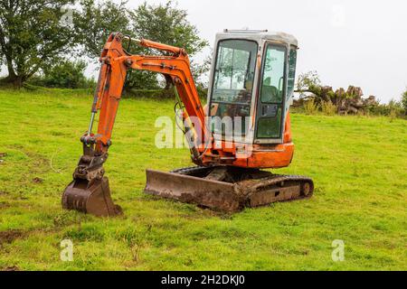 Orange Mini Digger, High Bickington, Devon, England, Vereinigtes Königreich. Stockfoto