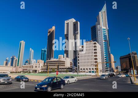KUWAIT-STADT, KUWAIT - 17. MÄRZ 2017: Verkehr und Skyline von Kuwait-Stadt. Stockfoto