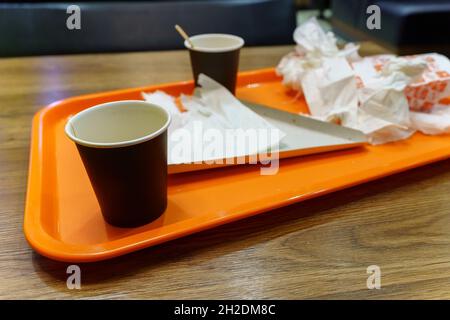 Leere Teller, Tassen für Suppe und schmutzige Servietten auf Küchentablett auf dem Tisch. Selektiver Fokus Stockfoto