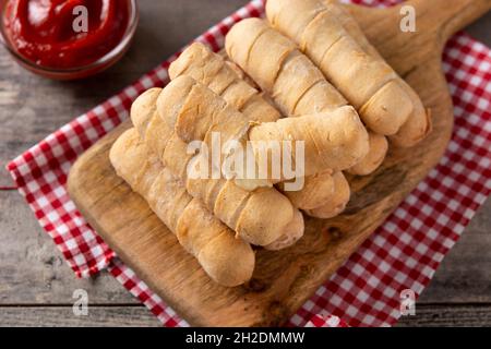 Lateinamerikanische tequeños gefüllt mit Käse auf Holztisch Stockfoto