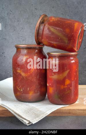 Home Canning: Dosen Paprika in Gläsern Stockfoto