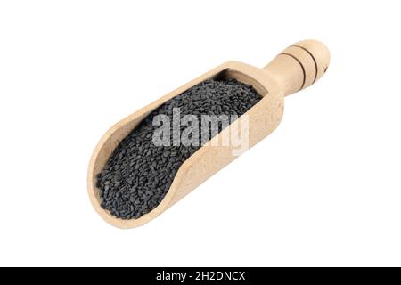 Schwarze Sesamsamen in Holzlöffel isoliert auf weißem Hintergrund. Gewürze und Lebensmittelzutaten. Stockfoto