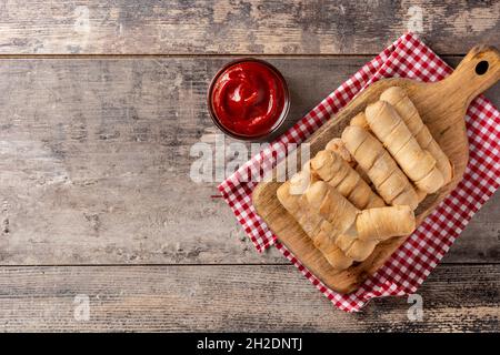 Lateinamerikanische tequeños gefüllt mit Käse auf Holztisch Stockfoto